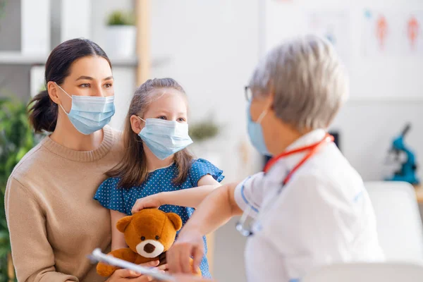 Arzt Kind Und Mutter Tragen Bei Coronavirus Und Grippeausbruch Gesichtsmasken — Stockfoto