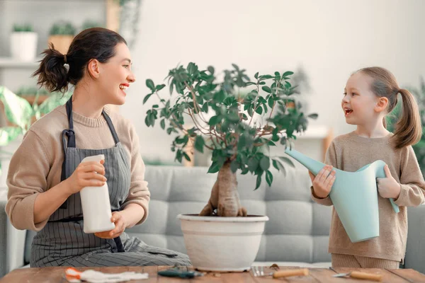 Linda Niña Ayudando Madre Cuidar Las Plantas Mamá Hija Dedicándose — Foto de Stock