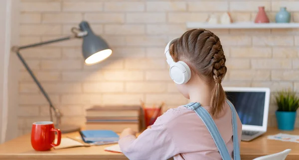 Tillbaka Till Skolan Glada Barn Sitter Vid Skrivbordet Flicka Som — Stockfoto