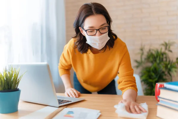 Femme Dans Masque Visage Travaillant Dans Bureau Domicile — Photo