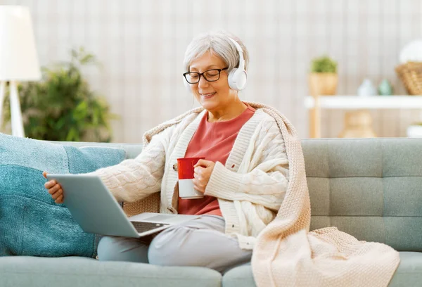 Joyful Mooie Senior Vrouw Met Behulp Van Laptop Zitten Bank — Stockfoto