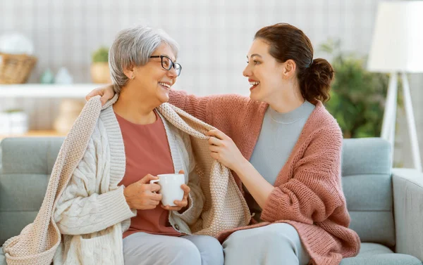 Schöne Mutter Und Tochter Reden Und Lächeln Während Sie Hause — Stockfoto