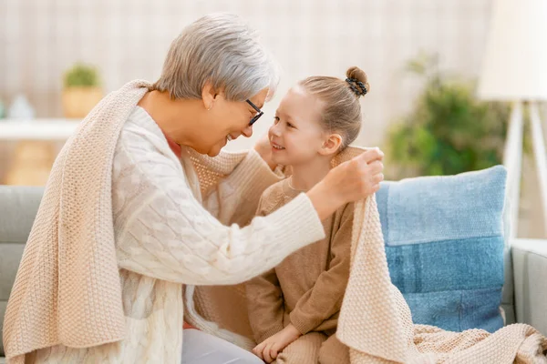 Uma Boa Menina Sua Avó Desfrutando Manhã Ensolarada Bons Momentos — Fotografia de Stock