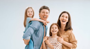 Sevgi dolu bir aile. Anne, baba ve çocuklar beyaz arka planda. 