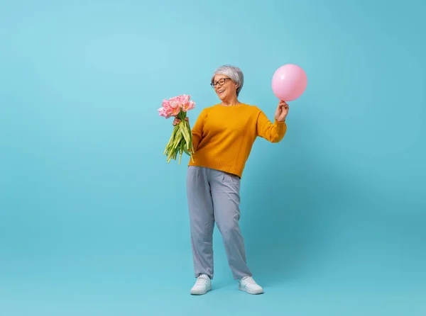 Bella Donna Anziana Con Fiori Rosa Tulipani Mano Sfondo Blu — Foto Stock