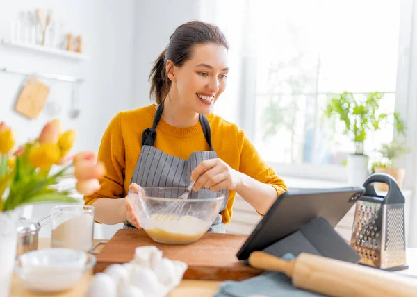 Mujer Feliz Está Preparando Panadería Chica Está Cocinando Galletas Cocina —  Fotos de Stock
