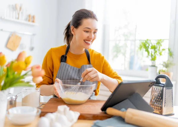 快乐的女人在准备烘焙 女孩正在厨房里做饼干 自制食品 — 图库照片