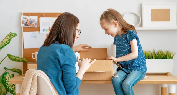 Mor Och Dotter Packar Upp Pappkartongen Hemma — Stockfoto