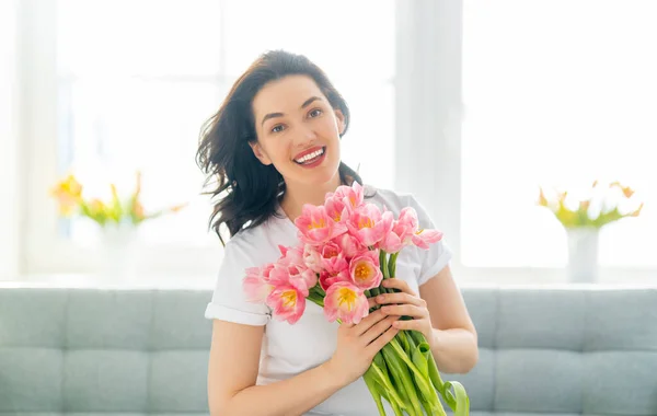 Hermosa Joven Con Flores Tulipanes Las Manos Sentado Sofá Casa —  Fotos de Stock