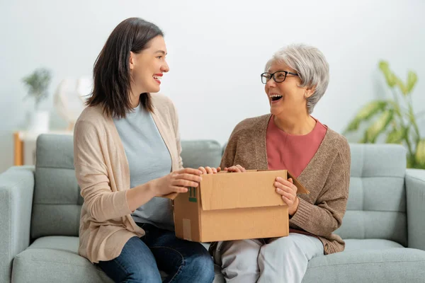 Dos Mujeres Sostienen Caja Cartón Sentadas Sofá Casa — Foto de Stock