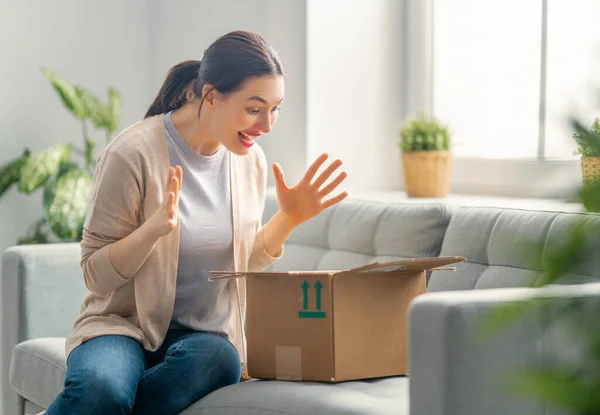 Mooie Jonge Vrouw Houdt Kartonnen Doos Zittend Bank Thuis — Stockfoto