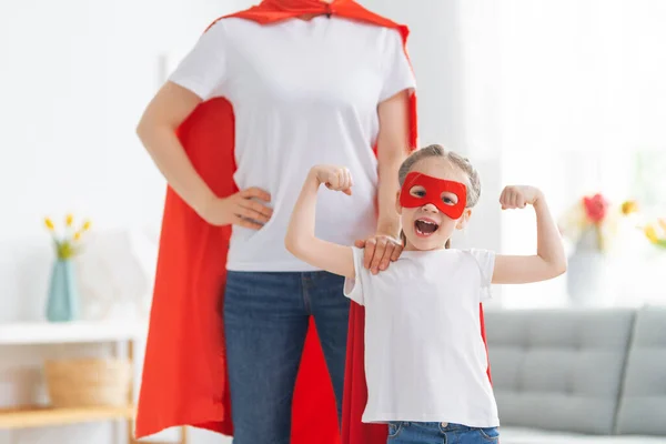 Mãe Filho Brincam Juntos Menina Mãe Traje Super Herói Mãe — Fotografia de Stock