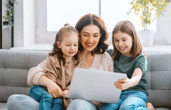Happy Loving Family Young Mother Daughters Girls Using Laptop Funny — Stock Photo, Image