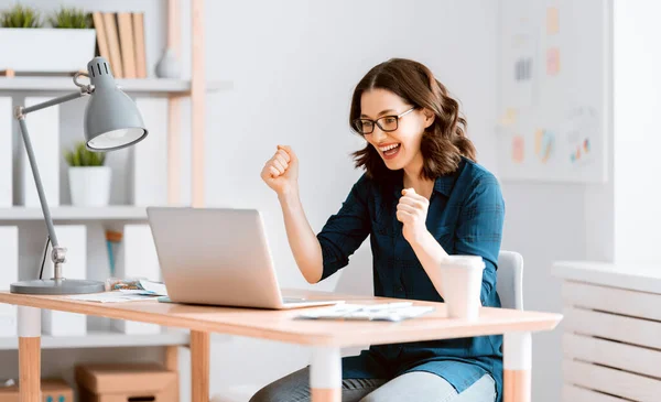 Konzentrierte Junge Geschäftsfrau Die Online Studiert Webinar Podcast Laptop Anschaut — Stockfoto