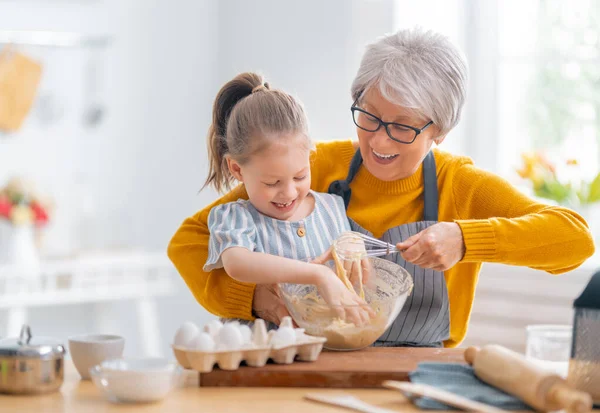 幸せな家族は一緒にパン屋を準備しています おばあちゃんと子供はクッキーを調理し キッチンで楽しんでいます — ストック写真