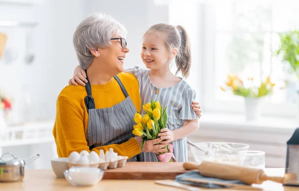 Feliz Familia Amorosa Están Preparando Panadería Juntos Niña Está Dando — Foto de Stock