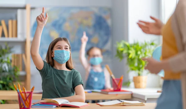 Zurück Zur Schule Glückliche Kinder Sitzen Mit Gesichtsmasken Schreibtisch Mädchen — Stockfoto