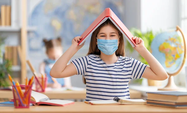 Zurück Die Schule Niedliche Fleißige Kinder Sitzen Drinnen Schreibtisch Kinder — Stockfoto