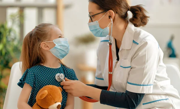 Lekarz Dziecko Noszący Maski Twarzy Podczas Epidemii Koronawirusu Grypy Ochrona — Zdjęcie stockowe
