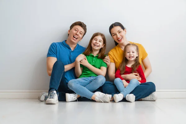 Joyeux Famille Aimante Mère Père Enfants Filles Sur Fond Blanc — Photo