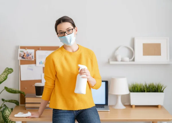 Mujer Mascarilla Que Trabaja Casa Oficina — Foto de Stock