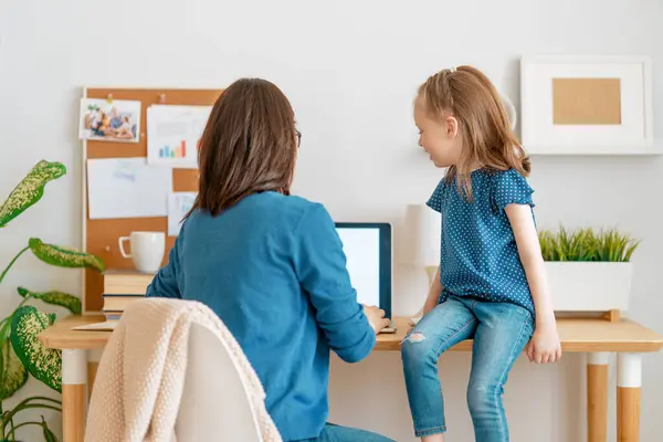 Ung Mor Med Barn Som Arbetar Datorn Familjen Hemma Fjärrarbete — Stockfoto