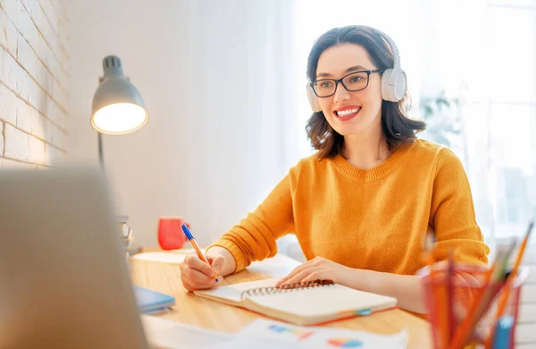 Happy Casual Belle Femme Travaillant Dans Bureau Maison — Photo