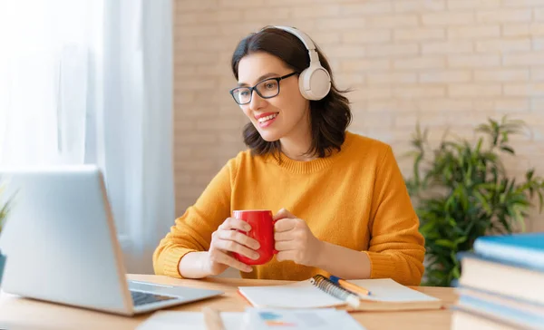 Happy Casual Piękna Kobieta Pracuje Biurze Domu — Zdjęcie stockowe