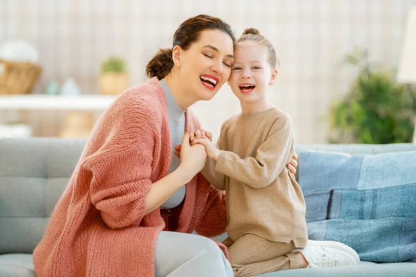 Maman Fille Enfant Fille Jouent Souriant Étreignant Maison — Photo