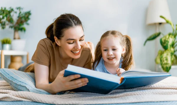 Щаслива Любляча Сім Досить Молода Мати Читає Книгу Дочці Ліжку — стокове фото