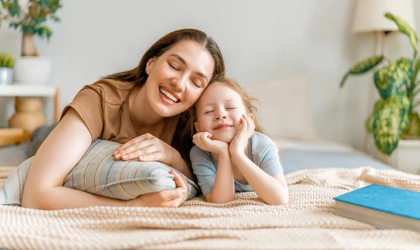 Güzel Bir Kız Bebek Annesi Güneşli Bir Sabahın Tadını Çıkarıyorlar — Stok fotoğraf