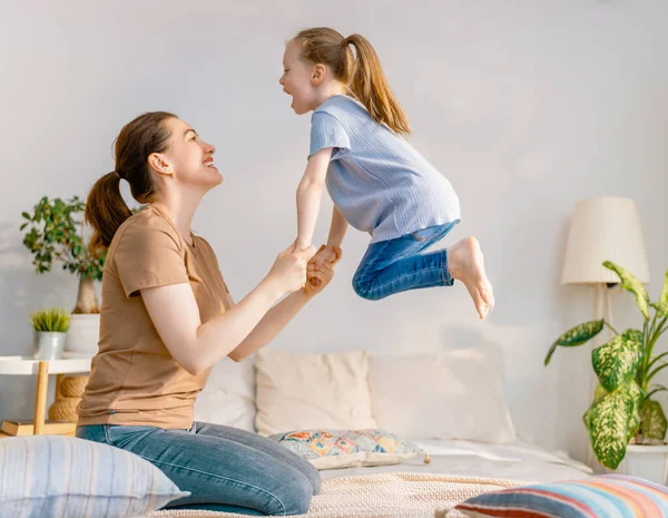 Een Lief Meisje Haar Moeder Genieten Van Zonnige Ochtend Veel — Stockfoto