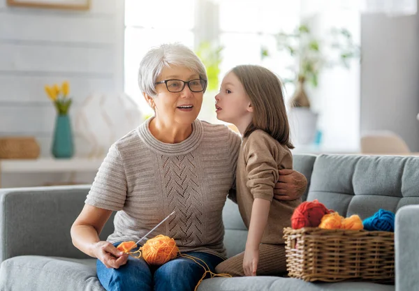 Una Bella Ragazza Sua Nonna Godendo Mattina Sole Buon Tempo — Foto Stock