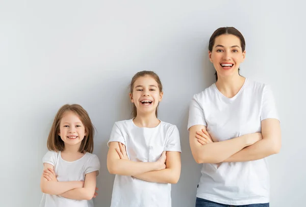 Glücklicher Frauentag Töchter Und Mutter Lächeln Vor Hellgrauem Hintergrund Zusammenhalt — Stockfoto