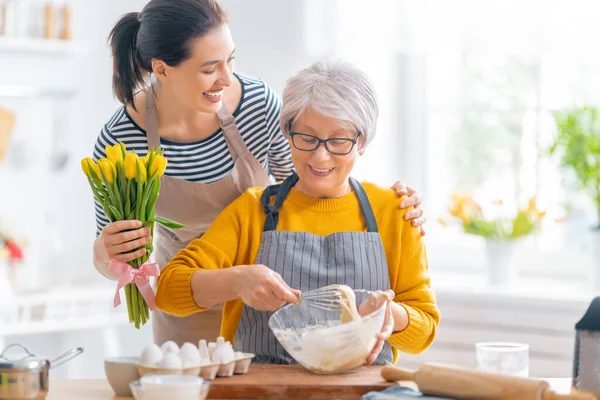 Mutfakta Mutlu Bir Aile Anne Yetişkin Kızı Pasta Hazırlıyorlar Kadın — Stok fotoğraf