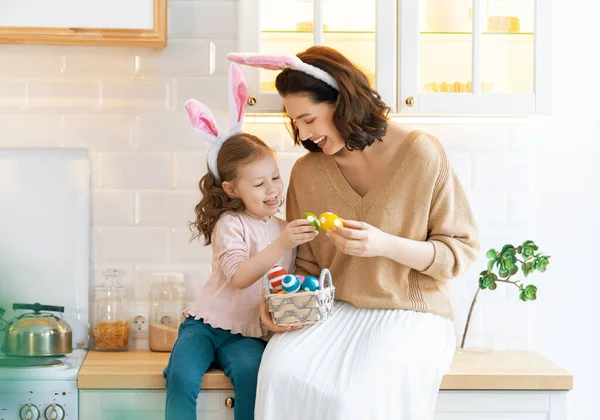 お休み 母親と娘は卵を描いている イースターの準備をする家族 かわいいです子供の女の子あります着ているウサギの耳 — ストック写真