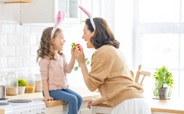 Boas Festas Uma Mãe Filha Estão Pintar Ovos Família Preparar — Fotografia de Stock
