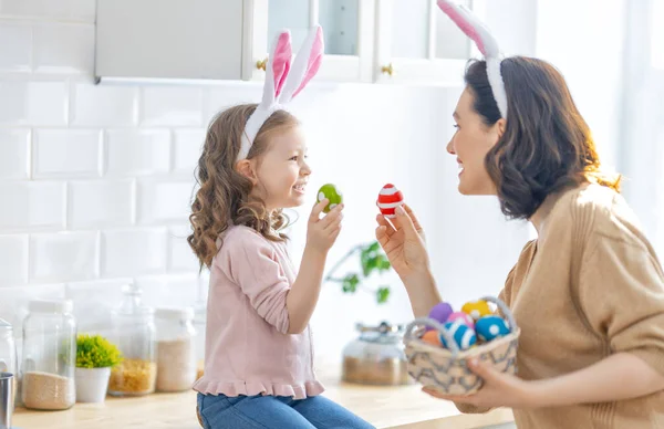 Felices Vacaciones Una Madre Hija Están Pintando Huevos Familia Preparándose — Foto de Stock