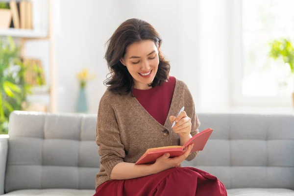 Feliz Mujer Hermosa Casual Está Sentado Sofá Casa — Foto de Stock