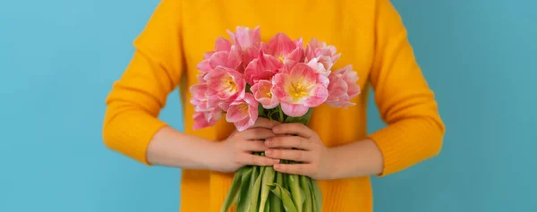 Mujer Con Flores Rosas Tulipanes Las Manos Sobre Fondo Pared — Foto de Stock