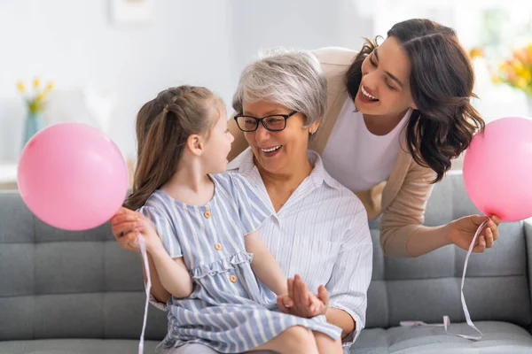 Feliz Día Las Mujeres Niño Mamá Abuela Con Globos Aire —  Fotos de Stock