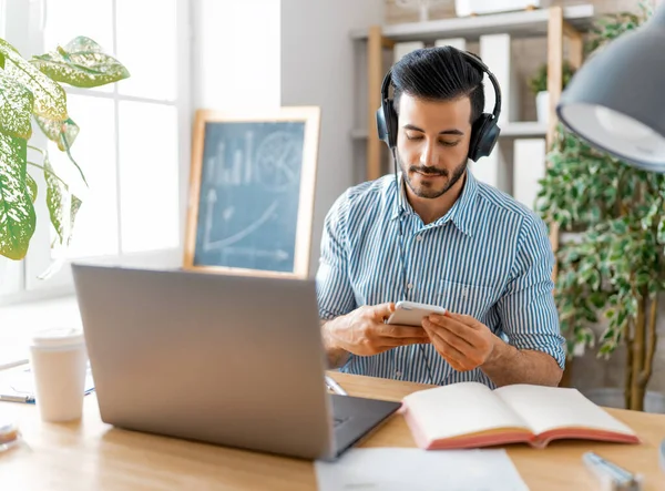 Gelukkig Casual Jongeman Werken Een Laptop Thuis — Stockfoto