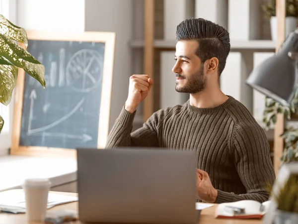 Feliz Joven Casual Trabajando Portátil Casa — Foto de Stock