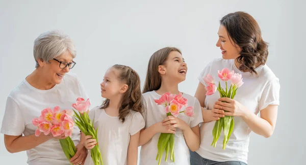 Glad Kvinnodag Barndöttrar Gratulerar Mamma Och Mormor Som Ger Dem — Stockfoto