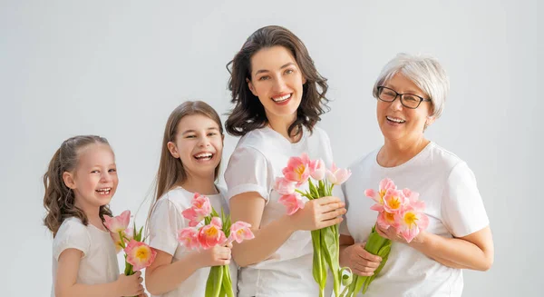 Glücklicher Frauentag Kinder Töchter Gratulieren Mama Und Oma Mit Blumen — Stockfoto