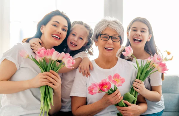 Šťastný Den Žen Dcery Blahopřejí Mamince Babičce Jim Dávají Tulipány — Stock fotografie