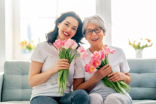 Schöne Junge Frau Und Ihre Mutter Mit Blumen Tulpen Den — Stockfoto