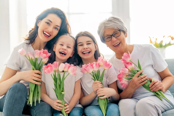 Šťastný Den Žen Dcery Blahopřejí Mamince Babičce Jim Dávají Tulipány — Stock fotografie