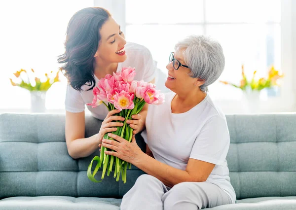 Gyönyörű Fiatal Anyja Virágok Tulipán Kezében Otthon — Stock Fotó