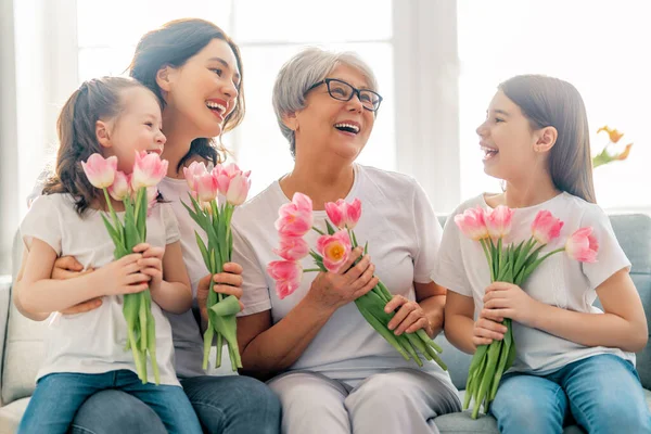 Щасливого Жіночого Дня Діти Вітають Маму Бабусю Даруючи Тюльпани Квітами — стокове фото